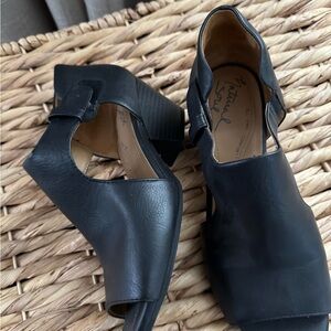 Natural Soul Black Heeled Sandals